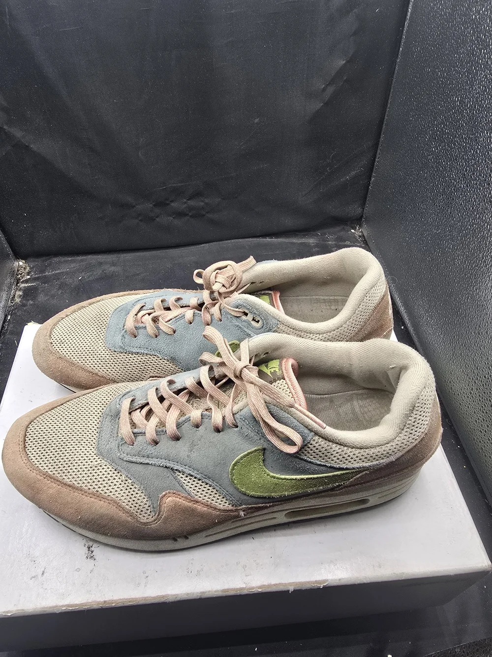 Nike Low-Top Sneakers in‎ Beige, Light Blue & Pink with Lime Swoosh